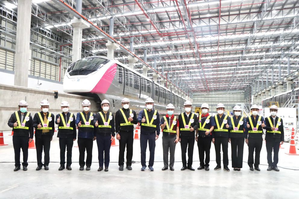 กรมการขนส่งทางราง ร่วมลงพื้นที่ติดตามความคืบหน้ารถไฟฟ้าโมโนเรล สายสีเหลือง – สายสีชมพู และทดลองนั่งขบวนรถไฟฟ้าเพื่อทดสอบระบบ เตรียมความพร้อมการเดินรถเสมือนจริงปลายปีนี้