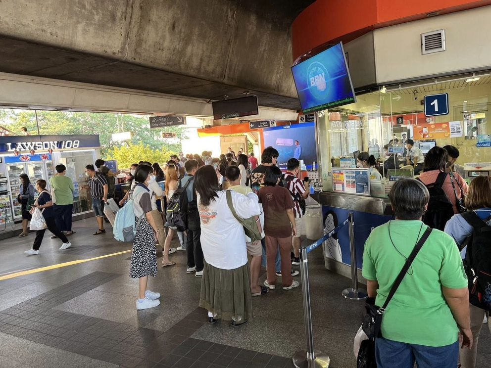 กรมการขนส่งทางรางเผยวันแรกของวันหยุดต่อเนื่องในช่วงเทศกาลปีใหม่ 2566 ระหว่างวันที่ 29 ธันวาคม 2565 ถึง 4 มกราคม 2566 มีผู้ใช้บริการระบบราง รวม 1,168,444 คน-เที่ยว