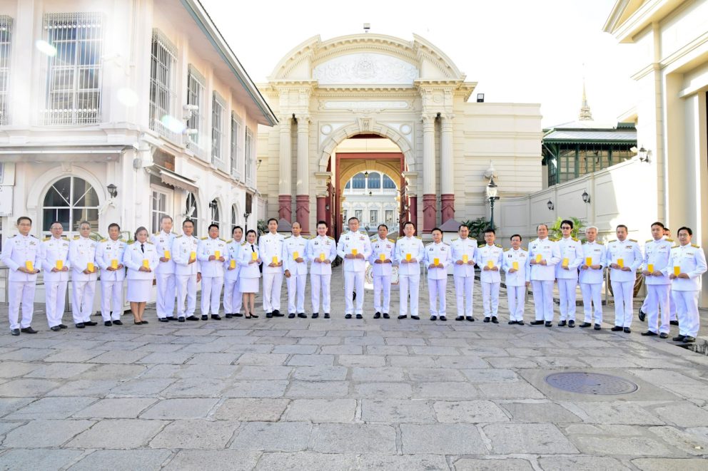ดร.พิเชฐ คุณาธรรมรักษ์ อธิบดีกรมการขนส่งทางราง ร่วมลงนามถวายพระพร พระบาทสมเด็จพระเจ้าอยู่หัวและสมเด็จพระนางเจ้าฯ พระบรมราชินี เนื่องในวันขึ้นปีใหม่ พุทธศักราช 2566