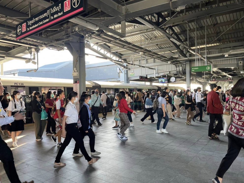 รถไฟฟ้ามหานคร สายสีชมพูมีผู้ใช้บริการเพิ่มขึ้นอย่างต่อเนื่อง ล่าสุดเกินแสนคน-เที่ยว เตรียมขยายเวลาการให้บริการรองรับช่วงเทศกาลปีใหม่ 2567 อีกทั้งมีผู้ใช้บริการรถไฟฟ้า Airport Rail Link นิวไฮ ส่งผลให้มียอดรวมผู้ใช้บริการระบบรางสูงสุด (นิวไฮ) ต่อเนื่องตั้งแต่มีสถานการณ์ Covid-19