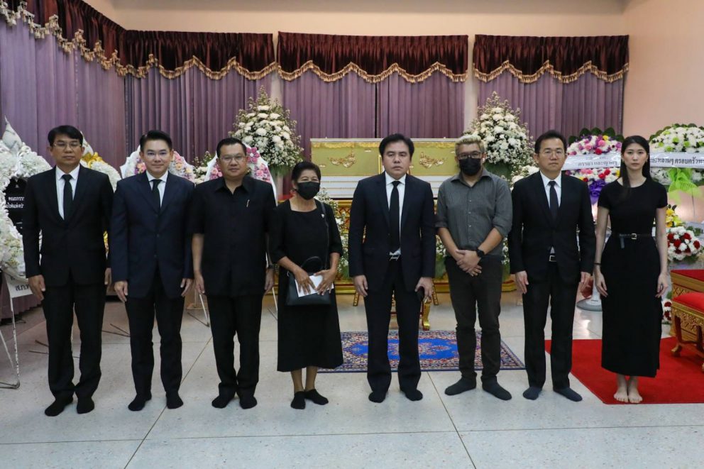 รมช. สุรพงษ์ ร่วมแสดงความอาลัยต่อพนักงานขับรถไฟที่เสียชีวิตจากอุบัติเหตุรถไฟชนพ่วง 18 ล้อ ในเส้นทางเดินรถสายเหนือ