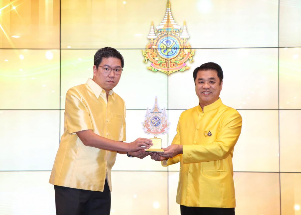 พิธีมอบตราสัญลักษณ์งานเฉลิมพระเกียรติพระบาทสมเด็จพระเจ้าอยู่หัว เนื่องในโอกาสมหามงคลเฉลิมพระชนมพรรษา 6 รอบ