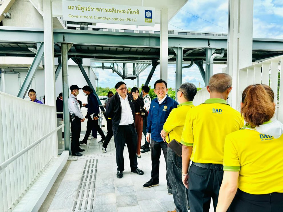 รัฐมนตรีช่วยว่าการกระทรวงคมนาคมเปิดใช้ทางลอยฟ้า เชื่อมต่อระหว่างสถานีศูนย์ราชการเฉลิมพระเกียรติ (PK 12) กับบริเวณสวนลอยฟ้าชั้น 2 ศูนย์ราชการเฉลิมพระเกียรติ แจ้งวัฒนะ เพื่ออำนวยความสะดวกและดึงดูดให้ประชาชนใช้บริการรถไฟฟ้ามหานคร สายสีชมพูเพิ่มขึ้น