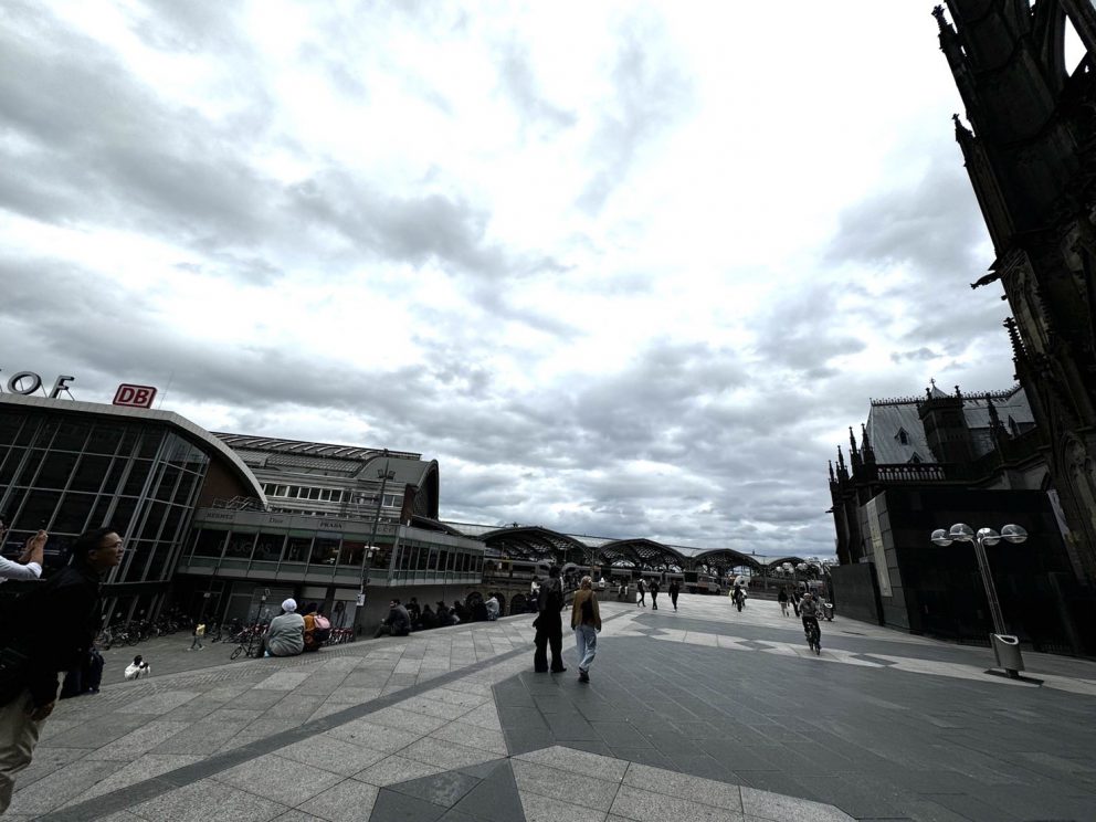 รัฐมนตรีช่วยว่าการกระทรวงคมนาคม และคณะ ร่วมเยี่ยมชม Cologne Cathedral และสถานีรถไฟกลางโคโลญ (Cologne Hauptbahnhof)