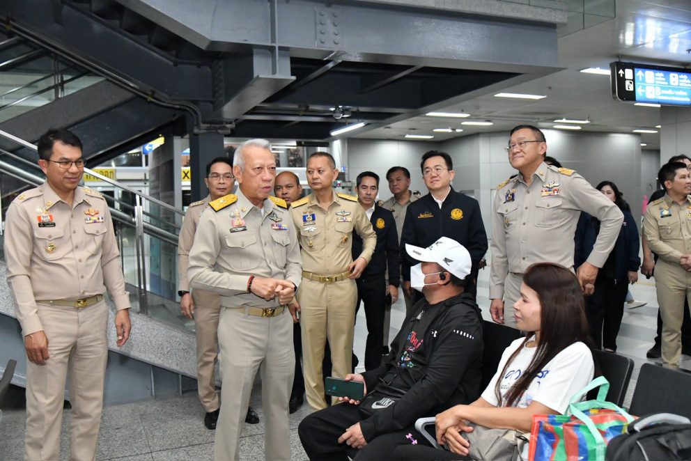 ขร. ร่วมลงพื้นที่สถานีกลางกรุงเทพอภิวัฒน์ ในโอกาส “พิพัฒน์” รองนายกฯ และ รมว.คมนาคม ตรวจความพร้อมรับมือการเดินทางปีใหม่ 2569 เน้นย้ำความปลอดภัยสูงสุด พร้อมพูดคุยให้กำลังใจประชาชนและเจ้าหน้าที่