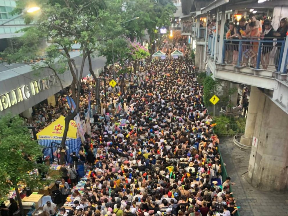 ขร. เผยยอดใช้ระบบรางวันสงกรานต์ รวม 1.23 ล้านคน-เที่ยว ในส่วนระบบรถไฟฟ้าคนแน่นแห่ร่วมงานเล่นน้ำ พุ่ง 1.14 ล้านคน-เที่ยว สูงกว่าประมาณการ กว่าร้อยละ 15 พร้อมกำชับผู้ให้บริการเข้มงวดความปลอดภัยสูงสุด และเพิ่มขบวนรถเสริมรองรับให้เพียงพอ