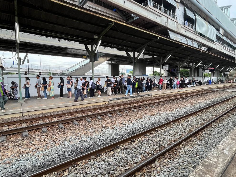 ขร. ลงพื้นที่ตรวจสอบสาเหตุขบวนรถไฟฟ้าขัดข้องทางเทคนิคในศูนย์ซ่อมบำรุง พร้อมประสานจัดรถไฟ shuttle และรถขสมก. วิ่งรับคนในระหว่างรอ Airport Rail Link กลับมาให้บริการตามปกติ