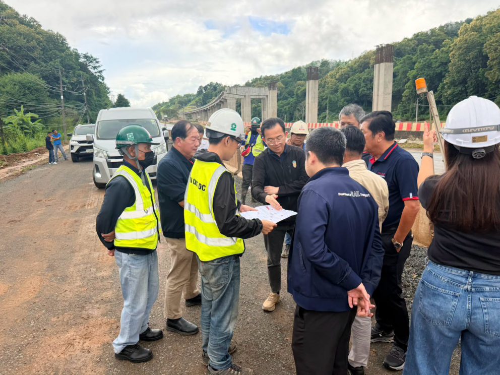 กรมรางลงพื้นที่ติดตามการก่อสร้างเส้นทางรถไฟเด่นชัย – เชียงราย – เชียงของ คืบหน้าแล้วกว่าร้อยละ 70 เน้นย้ำความปลอดภัยสูงสุดในการขุดเจาะ “อุโมงค์งาว” ยาวที่สุดในไทย ให้ทะลุได้ภายในปี 2569 นี้ พร้อมกำชับเปิดบริการให้ได้ตามแผนในปี 2571